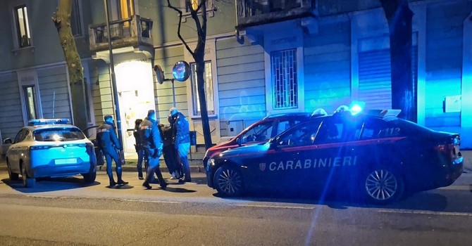 Carabinieri e Polizia in viale Lombardia