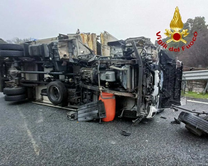 Camion ribaltato sulla superstrada a Malpensa