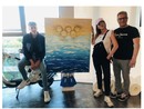 VIDEO E FOTO. Un mare increspato con i cinque cerchi olimpici: ecco il dipinto di Manuela Carnini con le pinne di Martinenghi