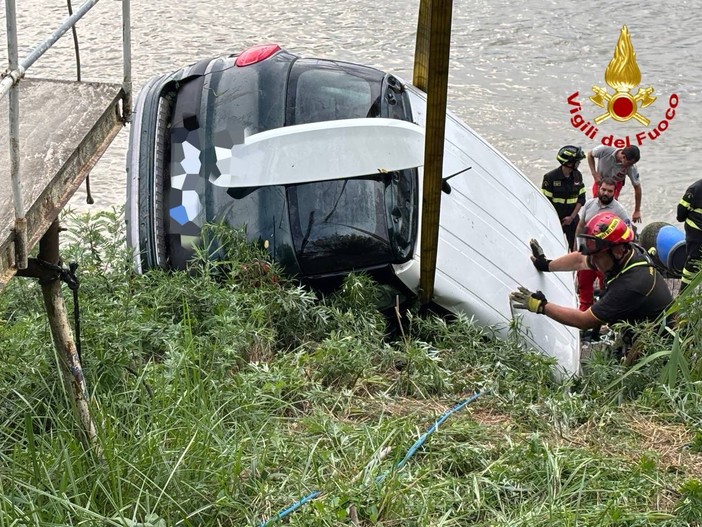 L'auto ripescata dal fiume Po dai vigili del fuoco