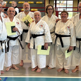 Nonni? Sì, ma cinture nere di karate, secondo e terzo dan Nonni? Sì, ma cinture nere di karate, secondo e terzo dan