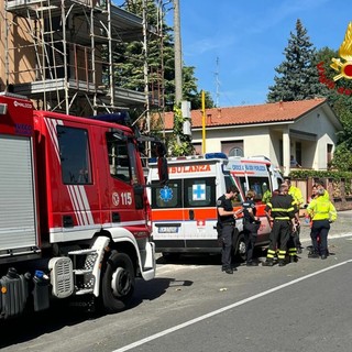 L'intervento dei soccorsi per un infortunio sul lavoro a Caronno Pertusella