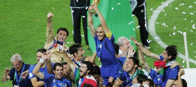 Berlino 2006: Fabio Cannavaro alza la coppa (foto figc.it) Berlino 2006: Fabio Cannavaro alza la coppa (foto figc.it)
