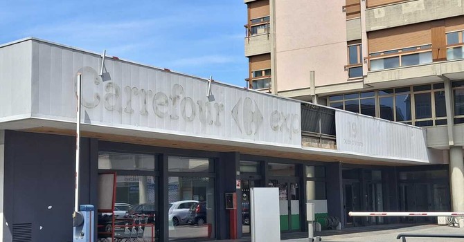 Chiuso per cessata attività: il Carrefour Express di viale Duca D’Aosta ha alzato bandiera bianca Chiuso per cessata attività: il Carrefour Express di viale Duca D’Aosta ha alzato bandiera bianca