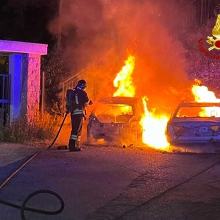 Le immagini dell'incendio di due auto stanotte a Cunardo