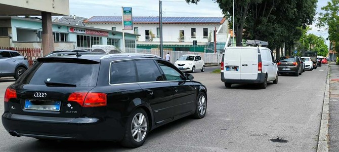 Cantiere sul cavalcavia di Sacconago, via Magenta ingolfata dal traffico