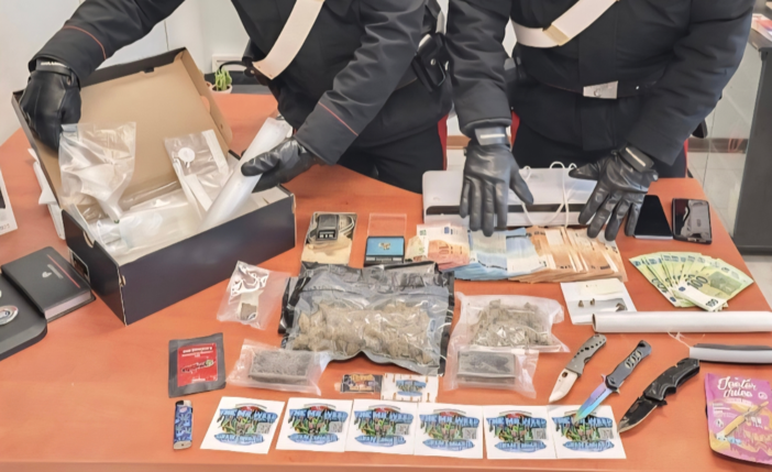 Il materiale sequestrato dai carabinieri a Malnate