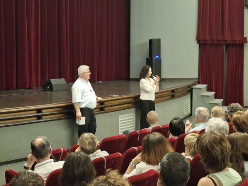 Don Claudio Caregnato e l'assessore Manuela Maffioli