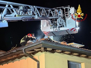 Le immagini dell'intervento dei vigili del fuoco di questa notte a Cocquio Trevisago
