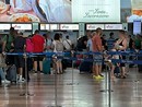 Caos aereo, notte di tensione a Malpensa: passeggeri esasperati ai desk, ma la situazione migliora