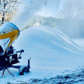 Cannoni "sparaneve" in azione sulla pista di Cunardo (foto dalla pagina Facebook dello Sci Club)