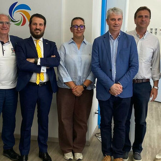 Il Comitato organizzatore dei grandi eventi del canottaggio ospite di Acinque allo sportello di via Avegno, nel cuore di Varese