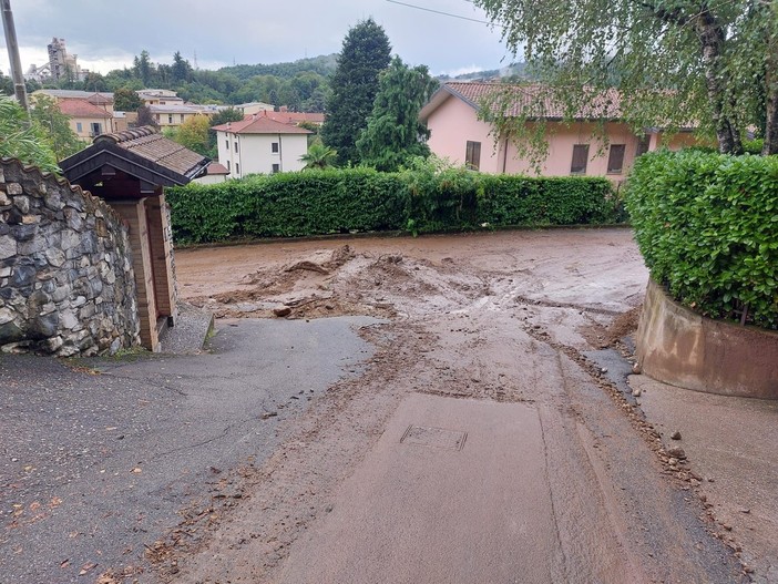 Fango per strada a Cittiglio a causa del maltempo (foto dalla pagina Facebook Polis)