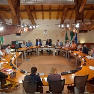 Una riunione del Consiglio comunale a Villa Oliva