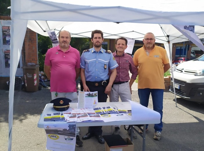 Il vice commissario Alessandro Morelli e alcuni dei coordinatori del Controllo del Vicinato