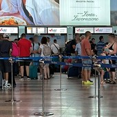 Caos aereo, notte di tensione a Malpensa: passeggeri esasperati ai desk, ma la situazione migliora
