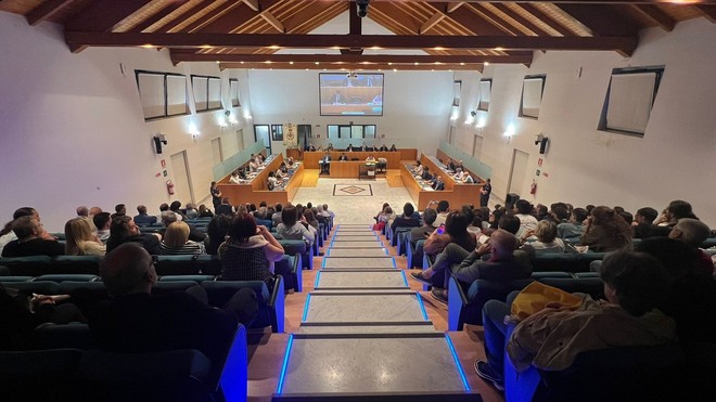 Il Consiglio comunale di Gallarate in cui si è discusso del Remigration Summit è stato segnato da polemiche e contestazioni