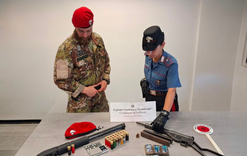 Armi e denaro sequestrati dai carabinieri e dai militari nei boschi di Vergiate Armi e denaro sequestrati dai carabinieri e dai militari nei boschi di Vergiate