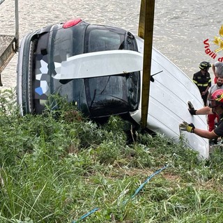 L'auto ripescata dal fiume Po dai vigili del fuoco