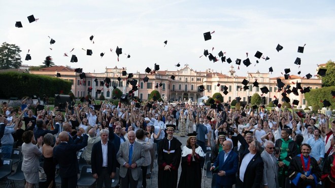 Università dell’Insubria: in trecento per il corteo nel centro di Varese e per il lancio del tocco ai Giardini Estensi Università dell’Insubria: in trecento per il corteo nel centro di Varese e per il lancio del tocco ai Giardini Estensi