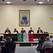 Il sindaco, Fabiana Ermoni, accanto al tavolo dei relatori. Il dibattito sul referendum a Gorla Minore ha attratto un pubblico numeroso e rappresentanti delle istituzioni