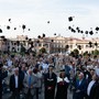 Università dell’Insubria: in trecento per il corteo nel centro di Varese e per il lancio del tocco ai Giardini Estensi Università dell’Insubria: in trecento per il corteo nel centro di Varese e per il lancio del tocco ai Giardini Estensi