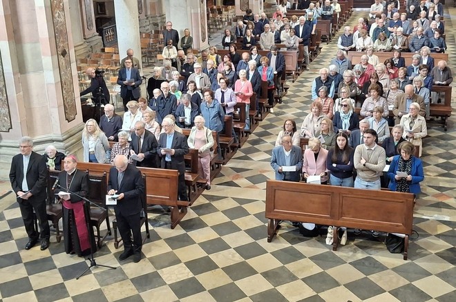 «Beati i nonni che sorridono e rasserenano»: in San Giovanni l’abbraccio dell’arcivescovo ai nonni
