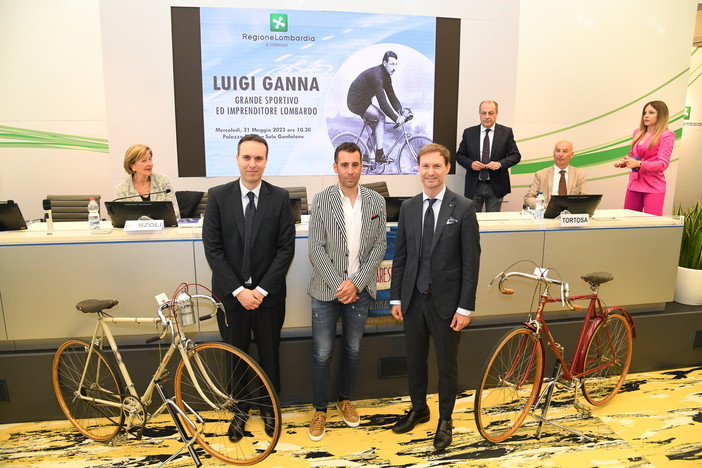 L’omaggio del Pirellone a Luigi Ganna, vincitore della prima edizione del Giro d’Italia