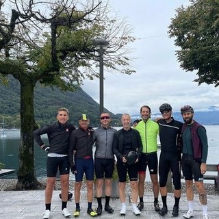 La foto del dj Linus e dei suoi amici ciclisti scattata a Caldè sul lago Maggiore e pubblicata sulla pagina Instagram di Linus