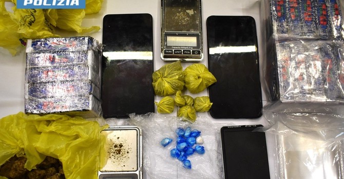 Due chili di hashish in casa e dosi di cocaina: arrestato pusher, in carcere anche uno spacciatore recidivo Due chili di hashish in casa e dosi di cocaina: arrestato pusher, in carcere anche uno spacciatore recidivo