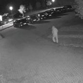 Elia Del Grande ripreso dalle telecamere della videosorveglianza di Cadrezzate durante la fuga dello scorso novembre