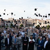 Università dell’Insubria: in trecento per il corteo nel centro di Varese e per il lancio del tocco ai Giardini Estensi Università dell’Insubria: in trecento per il corteo nel centro di Varese e per il lancio del tocco ai Giardini Estensi