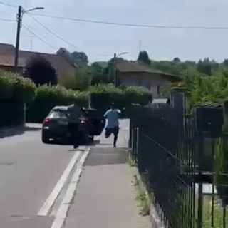 Un'immagine della fuga dei ladri a Daverio tratta dal video girato dal ciclista con il telefonino