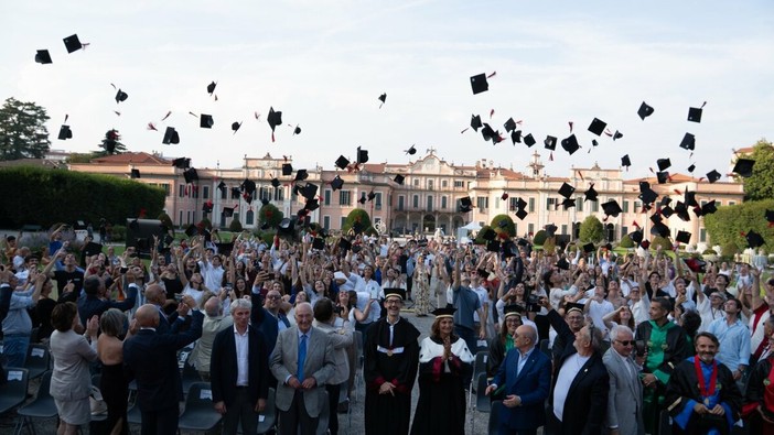 Università dell’Insubria: in trecento per il corteo nel centro di Varese e per il lancio del tocco ai Giardini Estensi