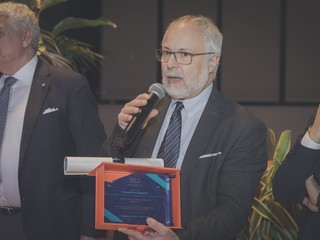 La consegna del premio al Dottor Di Lucca La consegna del premio al Dottor Di Lucca