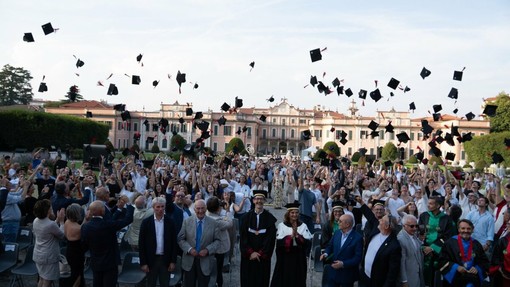 Università dell’Insubria: in trecento per il corteo nel centro di Varese e per il lancio del tocco ai Giardini Estensi Università dell’Insubria: in trecento per il corteo nel centro di Varese e per il lancio del tocco ai Giardini Estensi
