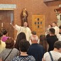 Don Maurizio benedice i fedeli davanti al termine della messa in albanese