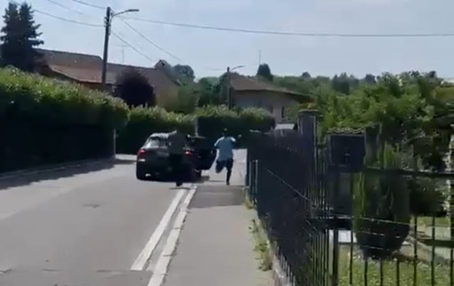 Un'immagine della fuga dei ladri a Daverio tratta dal video girato dal ciclista con il telefonino
