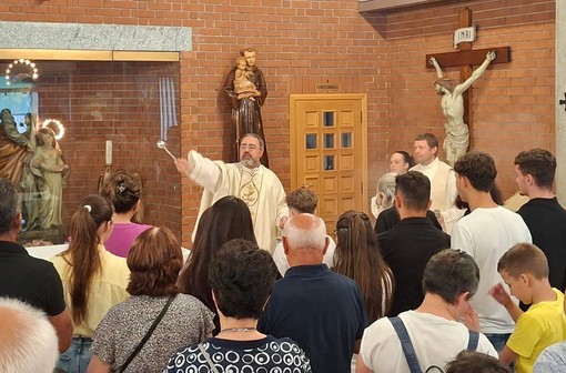 Don Maurizio benedice i fedeli davanti al termine della messa in albanese