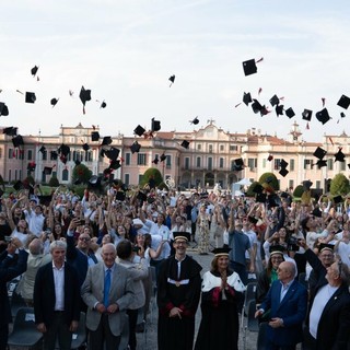 Università dell’Insubria: in trecento per il corteo nel centro di Varese e per il lancio del tocco ai Giardini Estensi