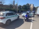 Nella foto il momento del blocco stradale della Giulietta da parte della Polizia Locale