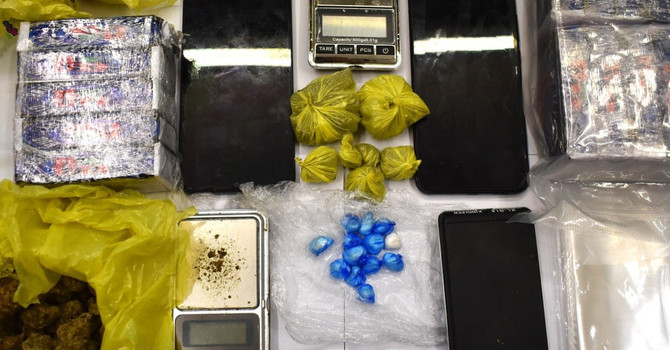 Due chili di hashish in casa e dosi di cocaina: arrestato pusher, in carcere anche uno spacciatore recidivo
