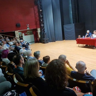 Maurizio De Giovanni incanta Olgiate Olona: serata all'insegna di ironia, empatia, letteratura
