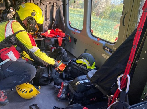 Si perdono con il cane a 900 metri di quota nel Lecchese: salvate due donne e l'animale con l'elicottero Drago 141 decollato da Malpensa