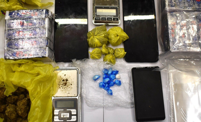 Due chili di hashish in casa e dosi di cocaina: arrestato pusher, in carcere anche uno spacciatore recidivo