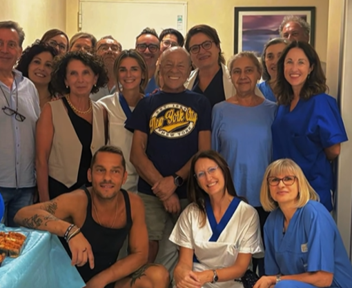 Emilio, al centro, durante la festa per i suoi 22 anni di dialisi