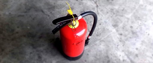 Scaricano l'estintore contro un passante: 56enne finisce al pronto soccorso Scaricano l'estintore contro un passante: 56enne finisce al pronto soccorso