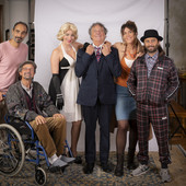Enzo Iacchetti, Carlotta Proietti, Gildo Marciante, Gigi Palla ed Elisabetta Mandalari con il regista Ferdinando Ceriani. Foto di Anna Camerlingo
