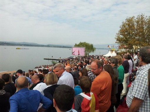 Europei di canottaggio 2026 a Varese: un'orchestra su un pontile galleggiante e uno spettacolo di giovanissimi atleti per una cerimonia d'apertura indimenticabile Europei di canottaggio 2026 a Varese: un'orchestra su un pontile galleggiante e uno spettacolo di giovanissimi atleti per una cerimonia d'apertura indimenticabile