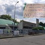 La scuola Collodi, nel riquadro gli striscioni preparati dai genitori